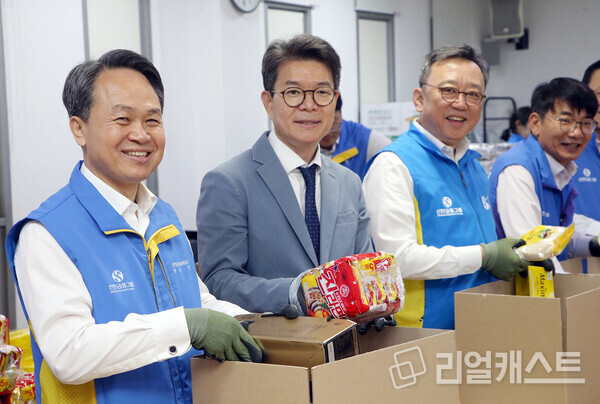 이날 행사에 참석한 (사진 왼쪽부터)진옥동 신한금융그룹 회장, 정원오 성동구청장, 정상혁 신한은행장, 이영종 신한라이프 사장이 생필품 세트를 제작하고 있다. 출처 : 신한금융