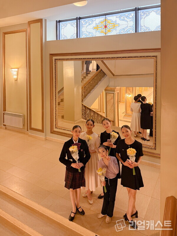 권담윤·염다연·김하은·박정온·고주하 양이 국제무용콩쿠르를 마치고 기념촬영을 진행하고 있다 출처 : 발레앤모델 AI