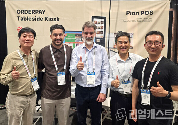 김혁균 대표(우측에서 두 번째)와 글로벌 식당 체인 임원. 출처 : 먼키