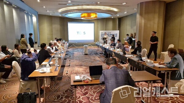 'INKE SPRING 2025' 세미나에서 태국 화장품 클러스터 무역협회(TCOS) 부회장이 발표를 하고 있다. 출처 : 벤처기업협회