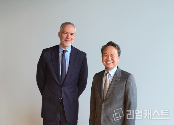 지난 20일 런던에서 (사진 오른쪽)진옥동 신한금융그룹 회장과 앤써니 굿맨 골드만삭스 인터내셔널 공동대표가 기념촬영을 하고 있다. 출처 : 신한금융