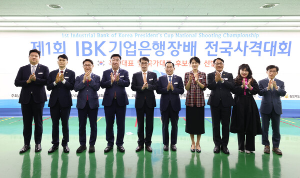 28일 청주종합사격장에서 열린 제1회 IBK기업은행장배 전국사격대회 개회식에서 이범석 청주시장(왼쪽에서 네 번째), 김성태 IBK기업은행장(왼쪽에서 다섯 번째), 강연술 대한사격연맹회장(왼쪽에서 여섯 번째), 김수민 충청북도 정무부지사(왼쪽에서 일곱 번째) 및 주요 관계자들이 기념촬영을 하고 있는 모습. 출처 : IBK기업은행