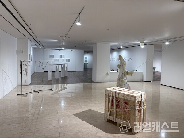 Silent Dragger 전시 전경. 출처 : 신한은행