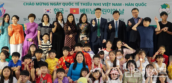 베트남 다문화가정 아동들에게 경제ㆍ금융 교육을 지원하는 이날 행사에 초청된 베트남 다문화가정 가족들이 기념촬영을 하고 있다. 출처 : 하나은행