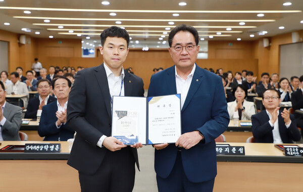 2025년 청렴워크솝에서 지준섭 부회장(오른쪽)과 젊은 세대로 구성된 제5기 청렴농협인 대표 안륭검사역(왼쪽)이 위촉식 기념촬영을 하고 있다. 출처 : 농협중앙회