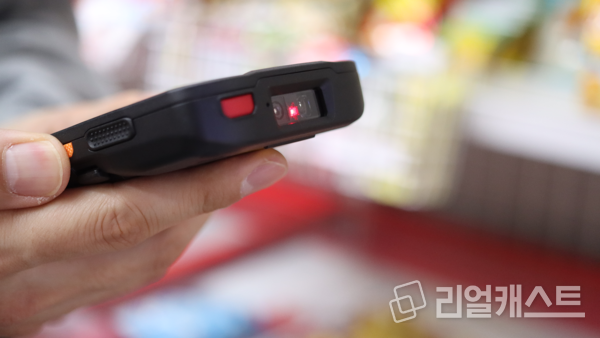 포인트 모바일 PM95를 활용하여 매장을 관리하는 모습. 출처 : 포인트모바일