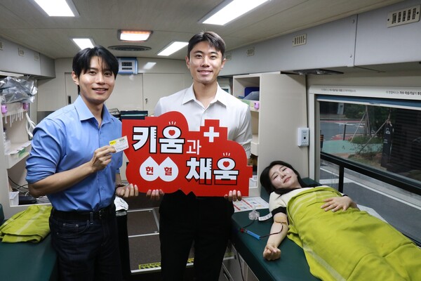 키움증권 임직원들이 24일 서울 여의도 키움증권 본사를 찾은 헌혈버스에서  헌혈을 하고 있다. 출처 : 키움증권