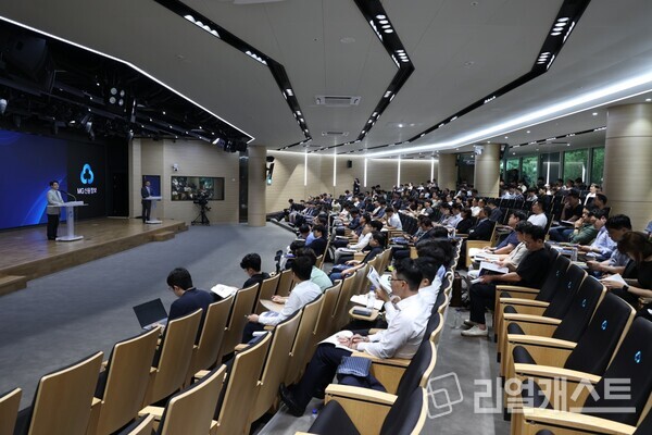 2025 경공매 NPL 투자설명회’에 참석한 개인 및 기관투자자 250여명이 투자설명 강연을 듣고 있다. 출처 : MG신용정보