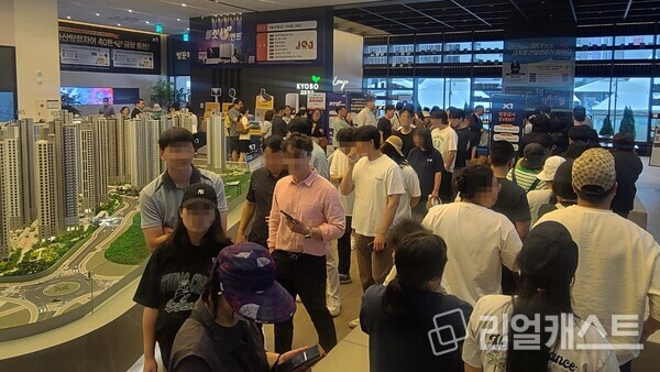 [아산탕정자이 센트럴시티 견본주택을 둘러 보는 방문객들. 자료: GS건설]