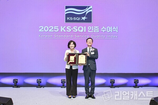 지난 2일 서울시 중구 소재 롯데호텔에서 진행된 ‘2025 KS-SQI 인증 수여식’에서 12년 연속 은행부문 1위 기업으로 선정되고 박현주 신한은행 소비자보호그룹장(왼쪽) 및 문동민 한국표준협회장이 기념촬영 하는 모습. 출처 : 신한은행