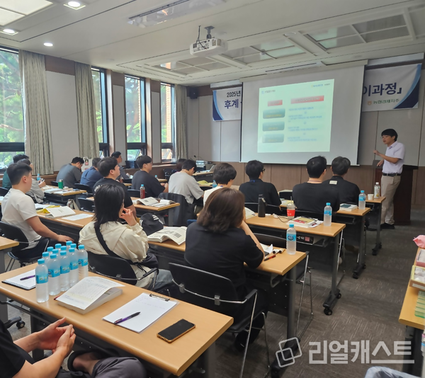 최현호 NH농협은행 농업금융부 차장이 충북 진천 한우농가를 대상으로 금융교육을 하고 있다. 출처 : NH농협은행