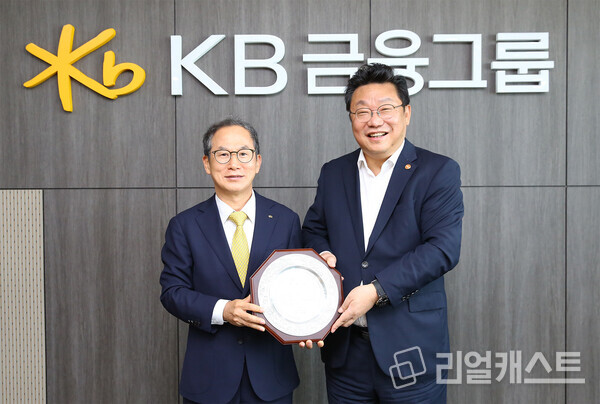 양종희 KB금융 회장과 주형환 저출생고령사회위원회 부위원장이 지난 9일 여의도 KB국민은행 신관에서 기념촬영을 하고 있다. 출처 : KB금융