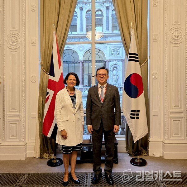 지난 22일 (현지시간) 영국 런던 소재 영국 외무·영연방개발부 본청에서 정상혁 신한은행장(오른쪽)과 캐서린 엘리자베스 웨스트 영국 외무·영연방개발부 아태지역 담당 차관이 민간 금융기관 투자 협력을 위한 면담 후 기념 촬영하는 모습. 출처: 신한은행