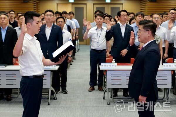 농협은행 여신심사부문 김성훈 부행장(오른쪽)을 비롯한 임직원 160여명은 지난 23일 서울 중구 소재 본사에서 '2025년 하반기 윤리경영 실천 결의대회'를 실시했다. 출처: NH농협은행