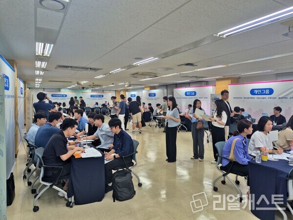 지난 26일 남창동 우리은행 서울연수원에서 개최된 우리커리어엑스포(W.C.E)에 참석한 우리은행 직원들이 관심있는 사업그룹의 현직자에게 상담을 받고 있다. 출처 : 우리은행