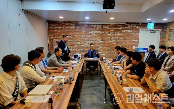 목동 재건축 연합회 위원장들과 황희의원이 ICAO 고도제한 개정안의 영향에 대해 논의하고 있다. (제공: 목동 재건축 연합회 제공)