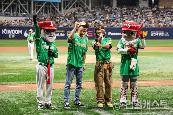 사진설명: 이날 시타, 시구를 맡은 대원 협력사 더피알커뮤니케이션 황준호 부사장(좌에서 두번째), 서도밴드(세번째)가 선수들의 선전을 외치고 있다.