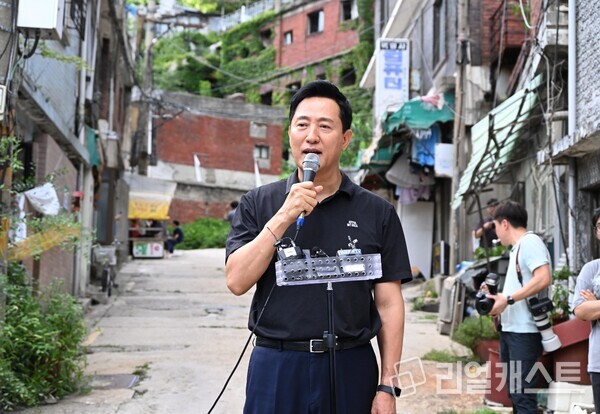 오세훈 서울시장이 19일(화) 오후 서대문구 현저동 모아타운 현장에서 지역 주민들에게 모아주택 활성화 방안을 설명하고 있다.(출처: 서울시청)