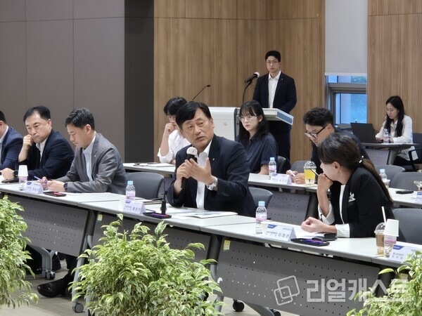 NH농협금융은 19일, 농협은행 충북본부 대회의실에서 농협금융 시너지활성화를 위해 충청권역 시너지협의회를 개최했다. 황종연 부사장(앞줄 오른쪽에서 두 번째)이 협의회를 주재하고 있다.(제공: NH농협금융)