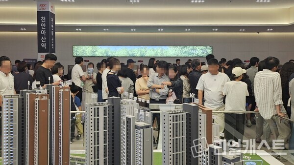 아산탕정 동일하이빌 파크레인 견본주택을 방문한 방문객들이 모형을 둘러보고 있다(제공: 동일토건)