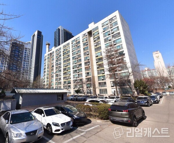 신반포12차 전경(출처: 네이버 거리뷰)