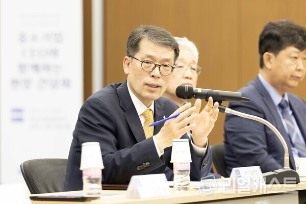 12일 부산국제금융센터에서 열린 중소기업 현장 간담회에서 김성태 IBK기업은행장이 중소기업 대표들과 대화 하고 있는 모습(제공: IBK기업은행)