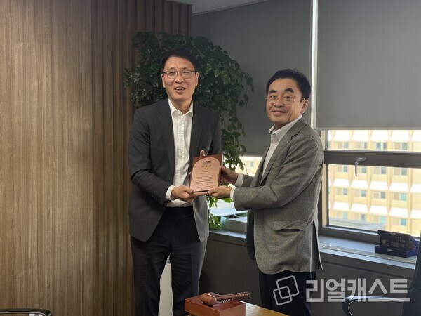 [ 좌) 이월무 신임 수석부회장 우) 장영호 한국부동산마케팅협회 회장. 제공. 한국부동산마케팅협회 ]