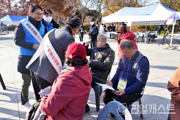 지난 19일 영등포공원 일대에서 우리은행, 서민금융진흥원, 영등포구청 직원들이 지역주민들에게 불법 사금융 피해예방 안내문과 홍보 물품을 나눠주고 현장상담을 진행하며 ‘불법 사금융 No!’ 캠페인을 진행하고 있다.(제공: 우리은행)