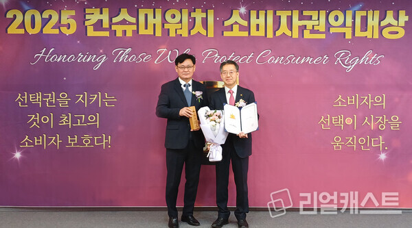 한화투자증권 한종석 CCO (오른쪽)와 컨슈머워치 조경엽 공동대표(왼쪽)가 기념촬영을 하고 있다(제공: 한화투자증권)