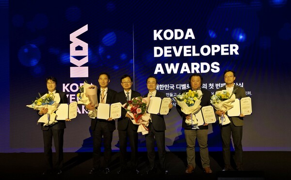 제1회 ‘KODA Developer Awards’ 수상자들이 기념 촬영을 하고 있다. 좌측부터 울산복합도시개발 조은수 대표,  RBDK 정성운 대표, 김승배 한국디벨로퍼협회 회장(시상자), 우미건설 배영한 대표, 은린개발 김용각 대표이사, 삼성물산 건설부문(제공: 한국디벨로퍼협회)
